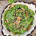 Pois gourmands et champignons sautés à la sauce soja